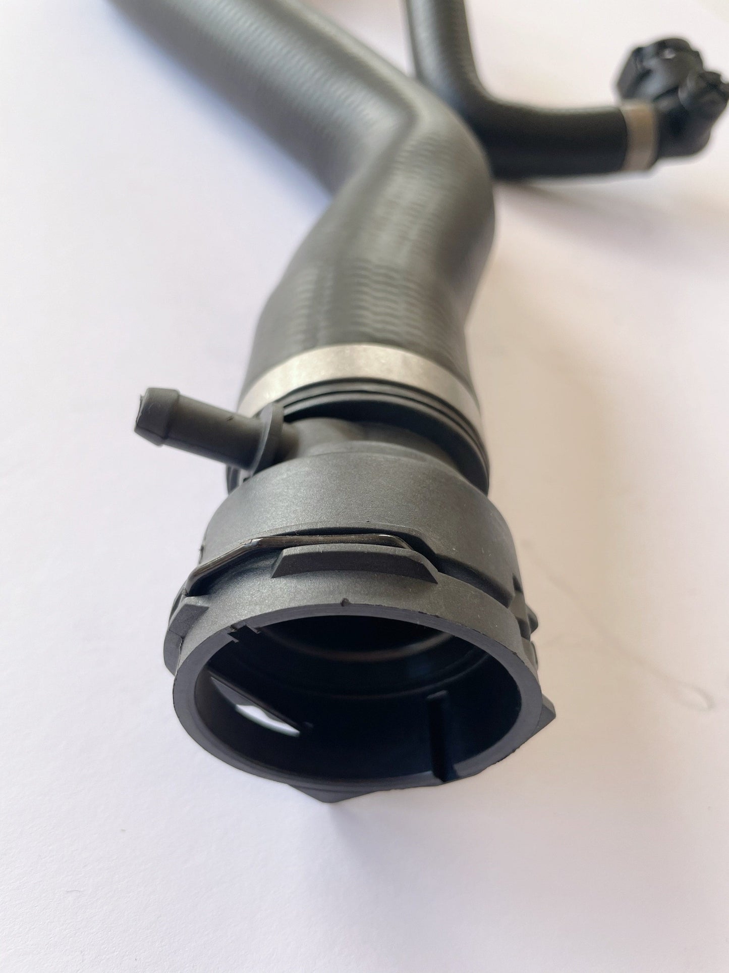 Upper Radiator Hose for BMW E84 E90 E91 E92 N46 318i 320i 17127531768 Top Hose