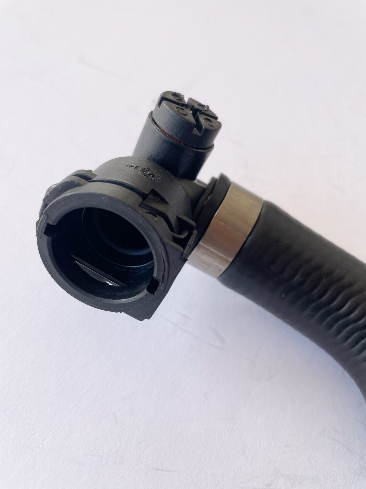 Upper Radiator Hose for BMW E84 E90 E91 E92 N46 318i 320i 17127531768 Top Hose