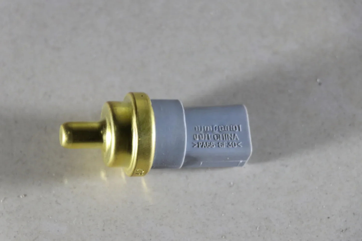 1PC Water Temperature Sensor for Audi A4 A6L A8 Q7 for POLO Magotan Sagitar Bora GOLF 05-12